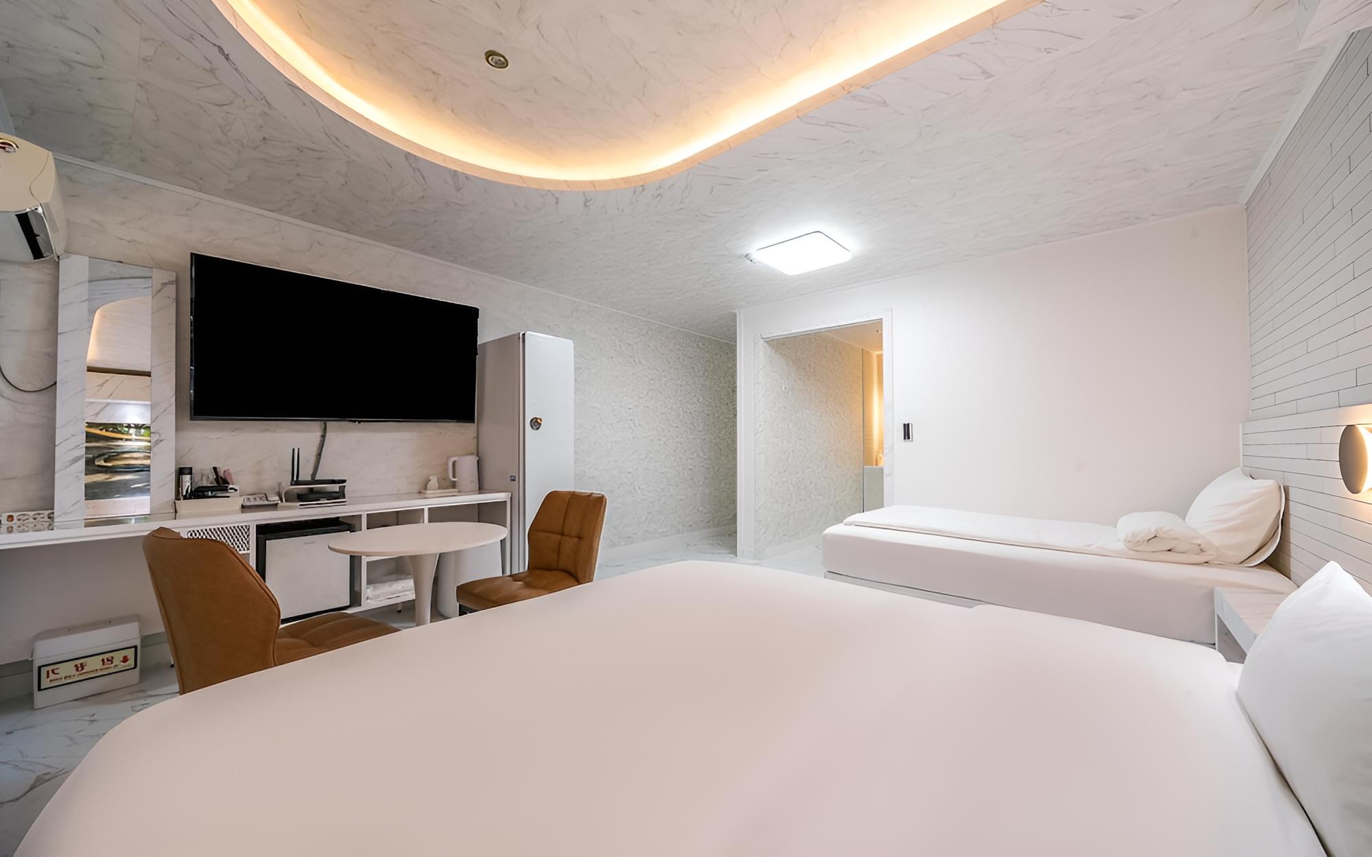 Room (Suite Family TwinStyler (for 3 people) - Photo 6