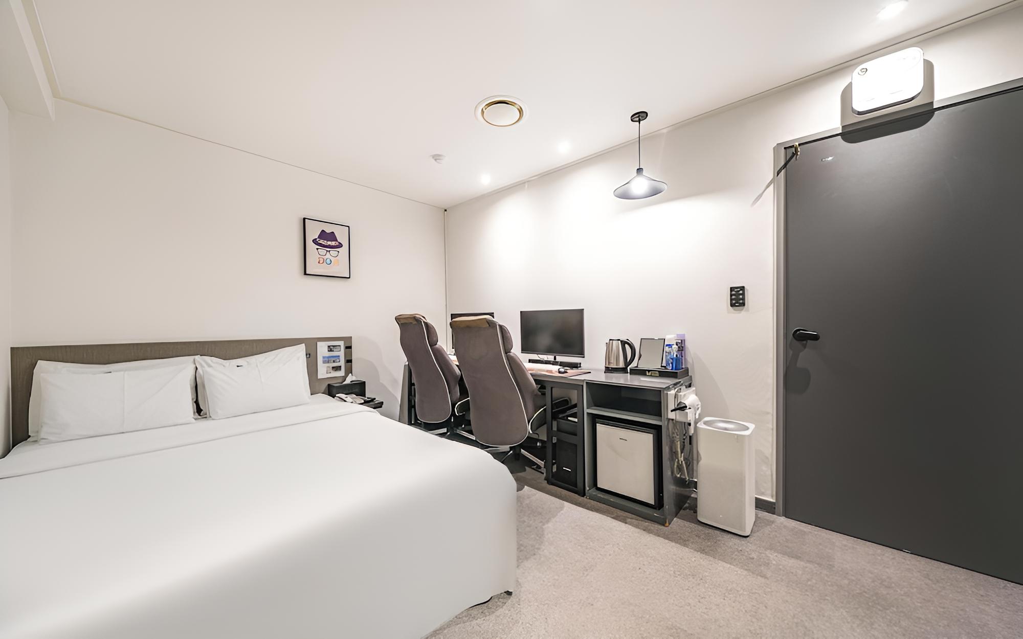 Room (Deluxe 1660 Couple PC - Walking GTX16)