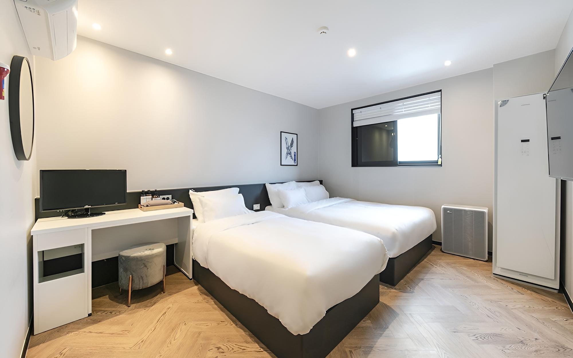 Room (Twin-with double bed and single bed ()