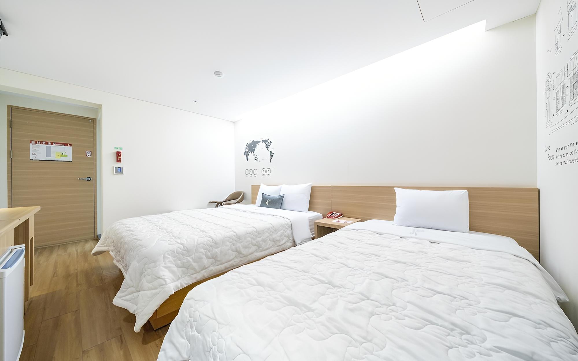 Room (Semi-private room (twin bed / Netflix) photo 3