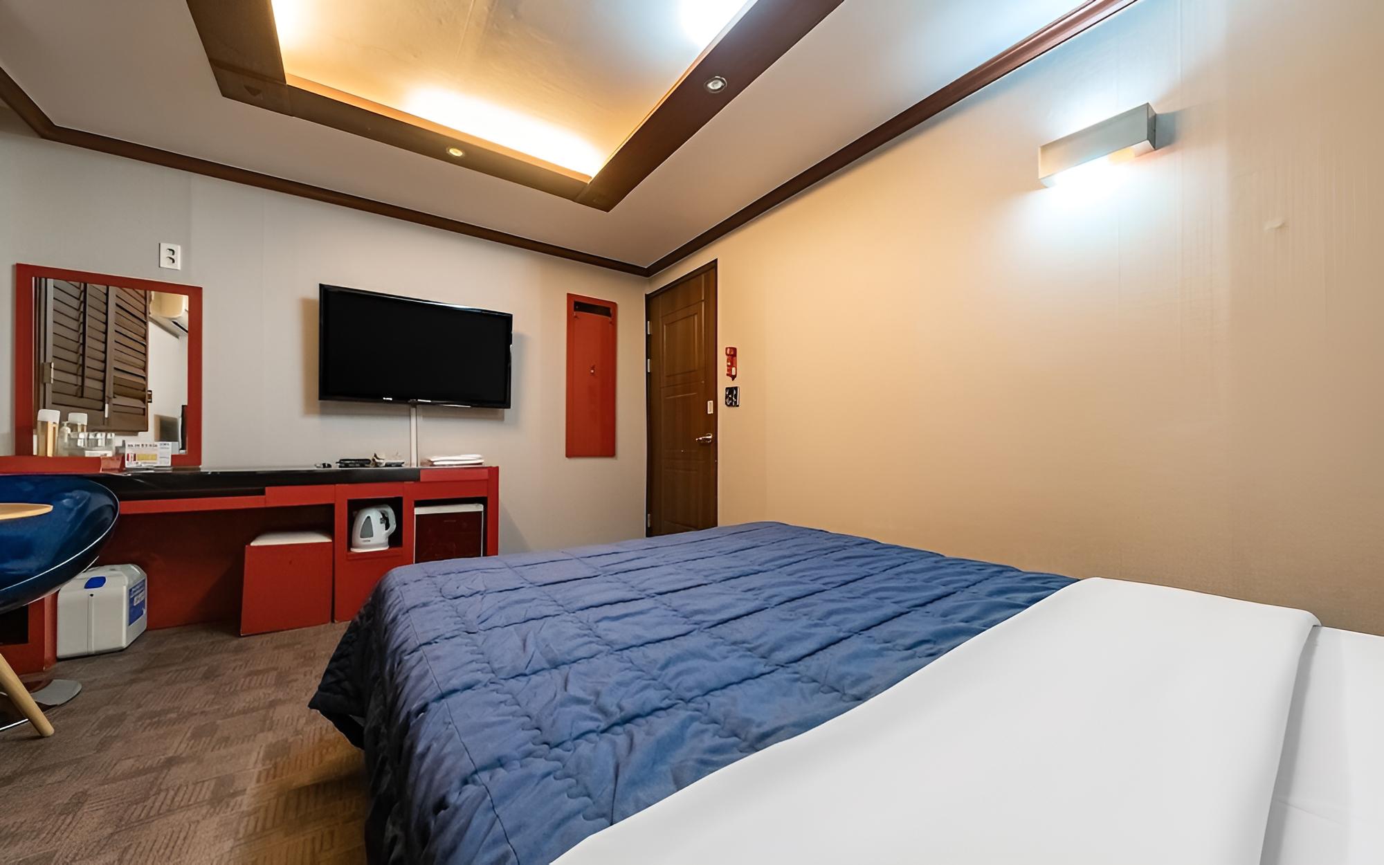 Room (Deluxe B-2PC (2PC LOL/Overwatch/Netfl)