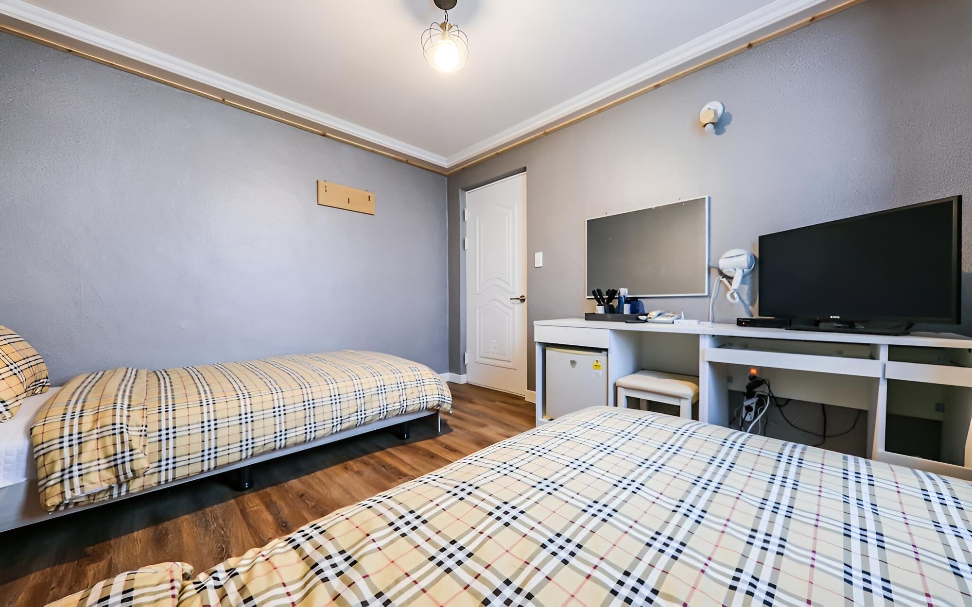 Room (Twin) photo 1