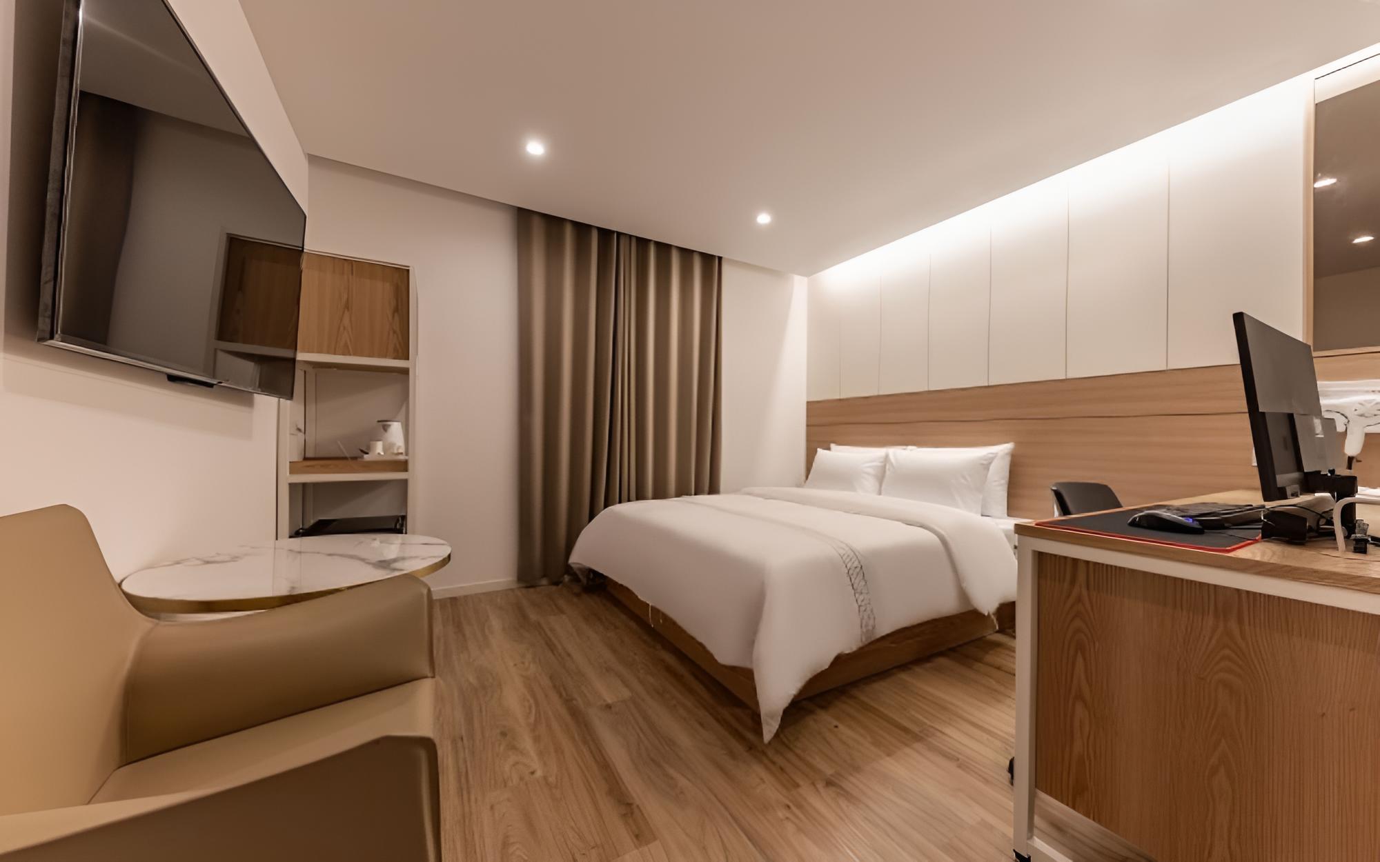Room (Standard - Bathtub (Parking for 1 car)