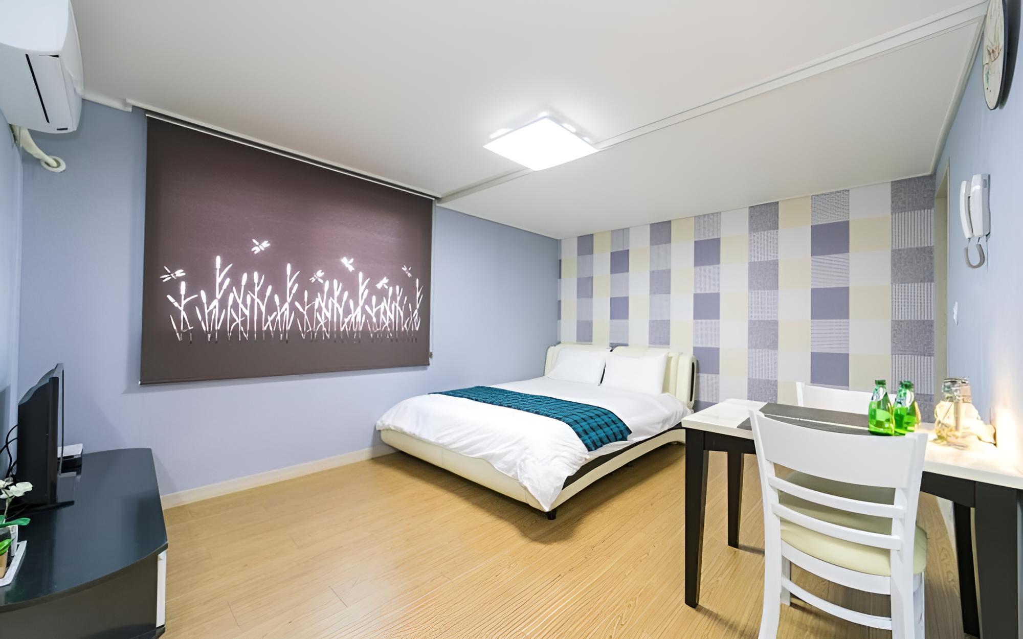 Room (Room 203 (Starlight Room))