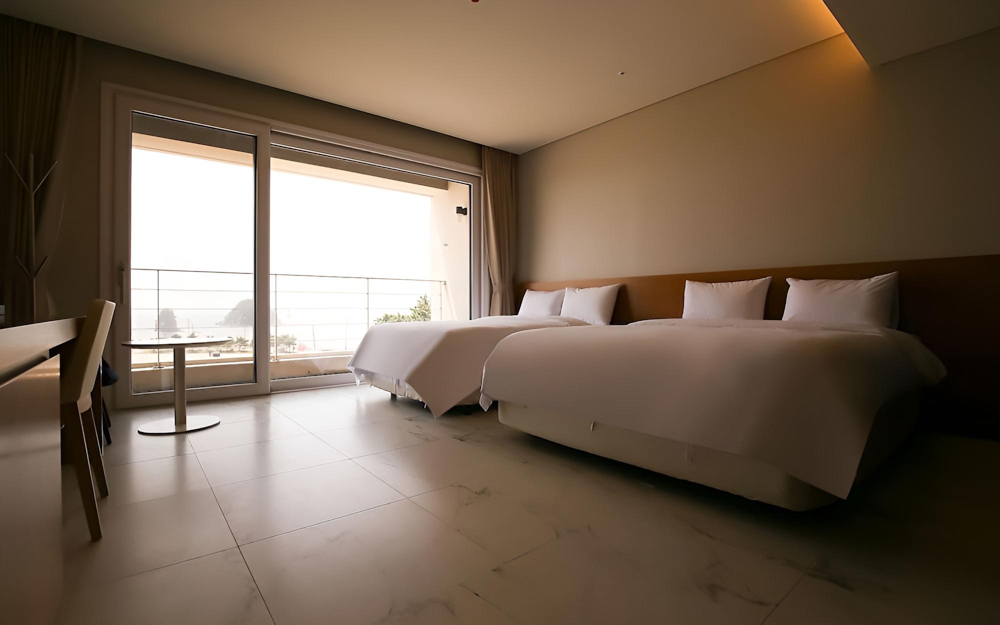 Room (Suite A (Ocean View))