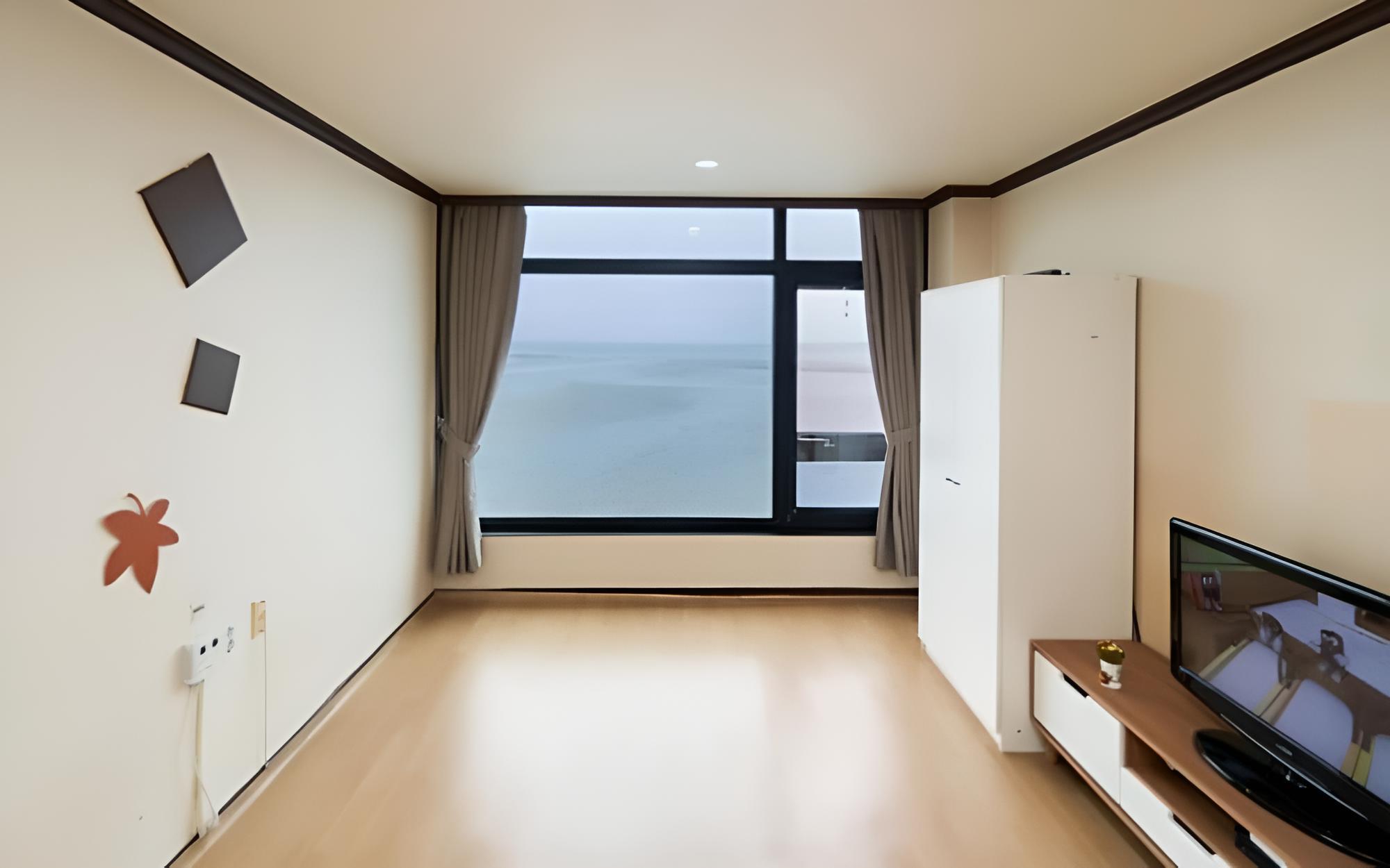 Room (Room 203)