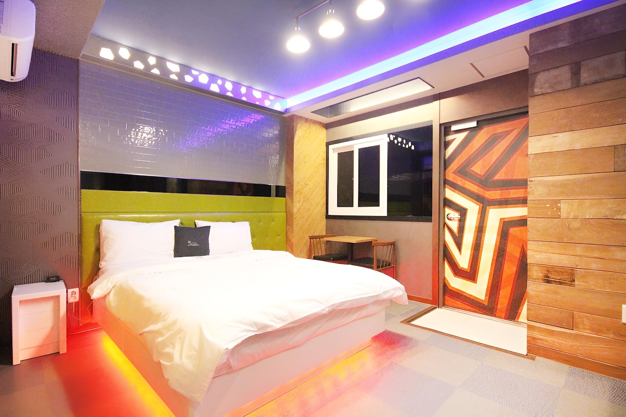 Room (1 parking lot per room (non-face-to-f)