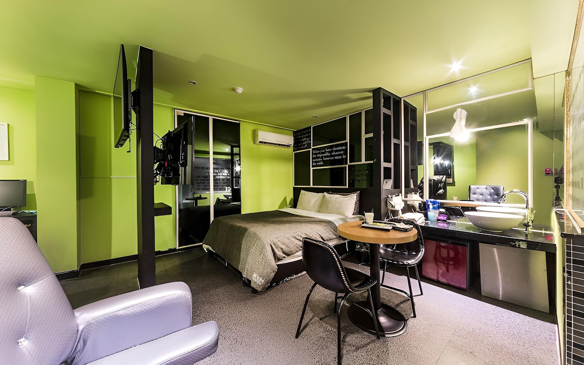 Room (VIP Couple PC Room (75-inch uhd smart) photo 2