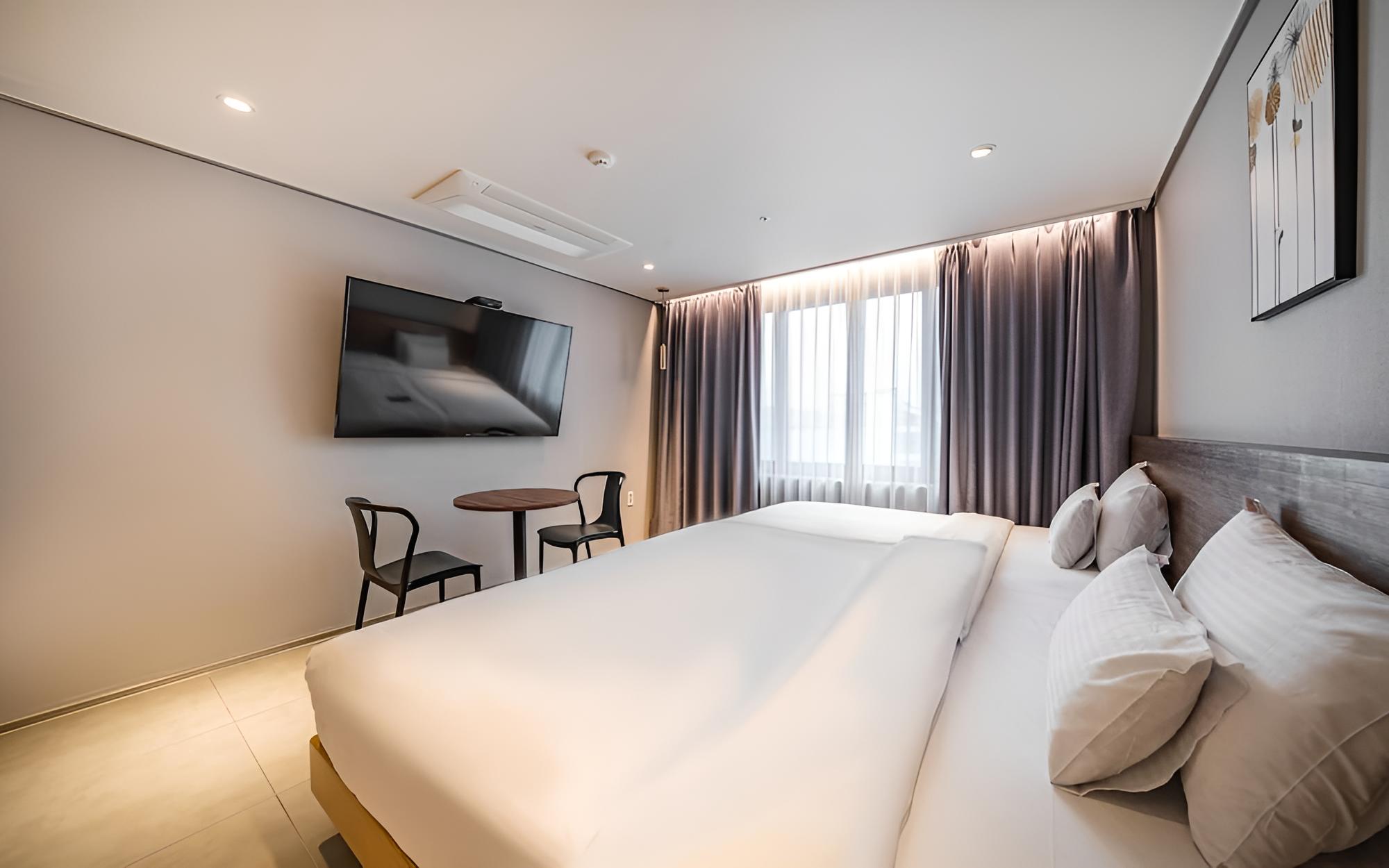 Room (Twin-Hollywood Bed-Breakfast Service ) photo 3