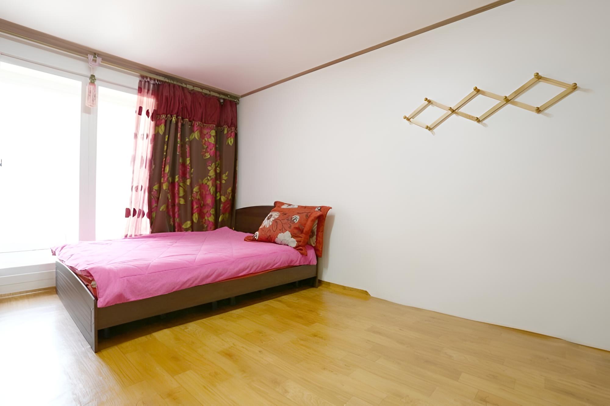 Room (Pine 1)