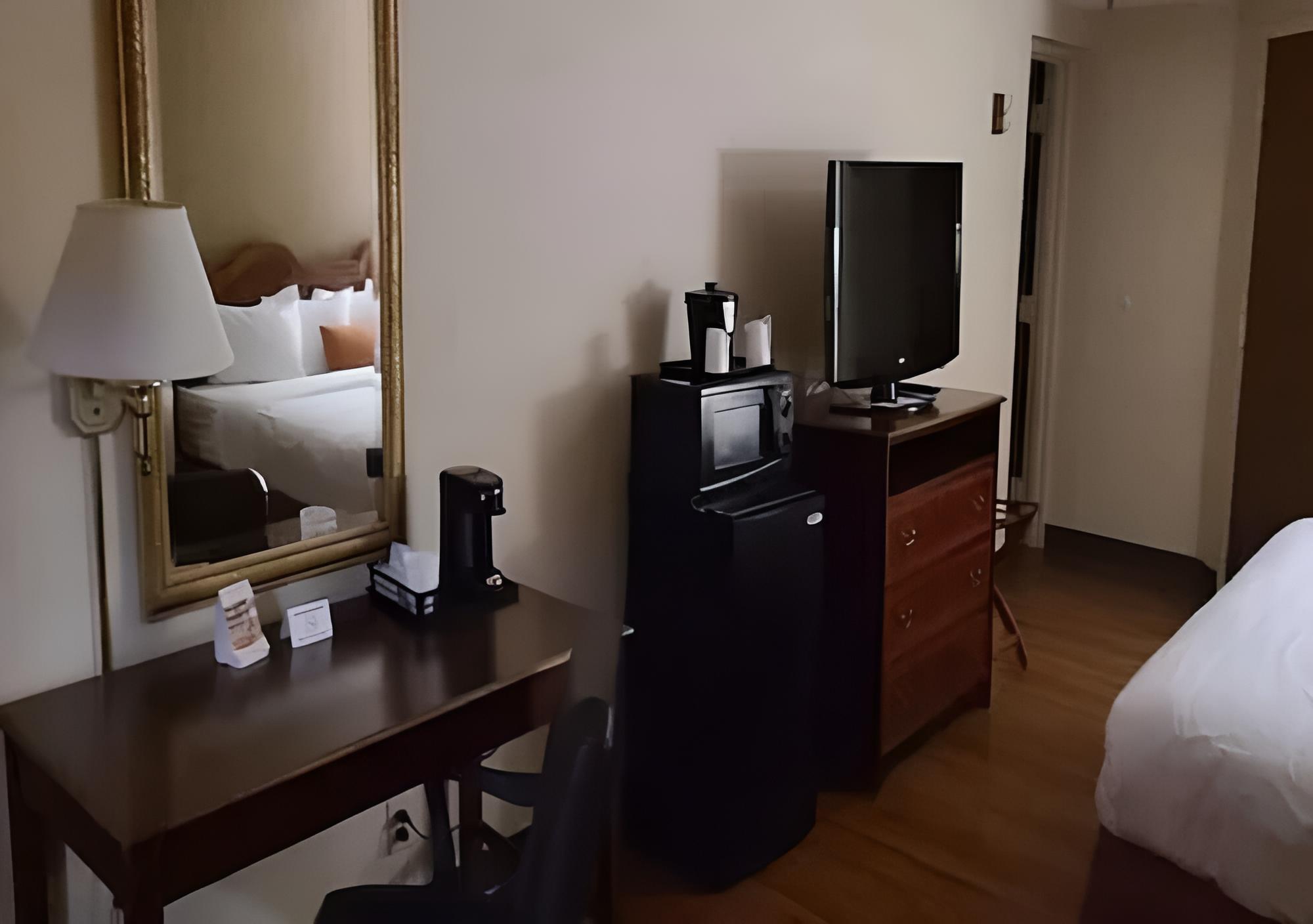 Standard Room, 2 Queen Beds, Non Smoking (Exterior) photo 3