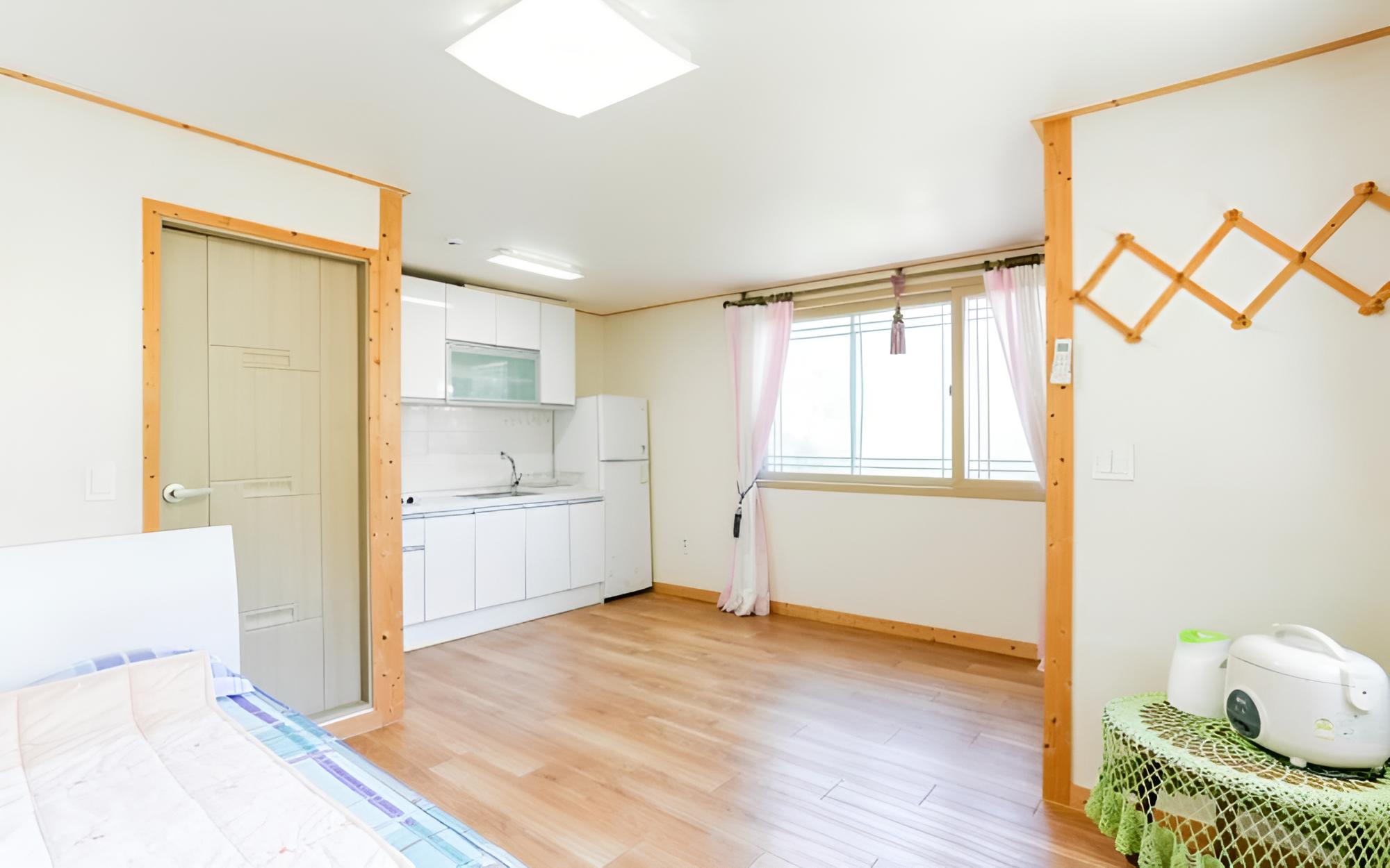 Room (Room 103)