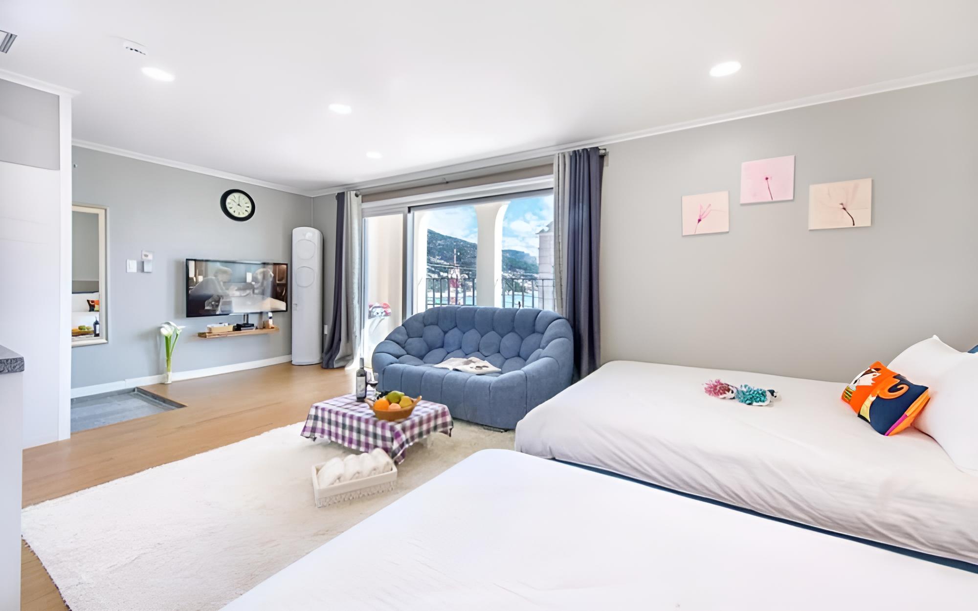 Room (Room 202) - Photo 7