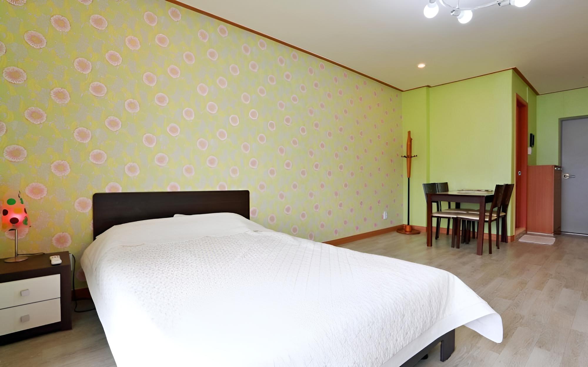 Room (Mint Room 1F)