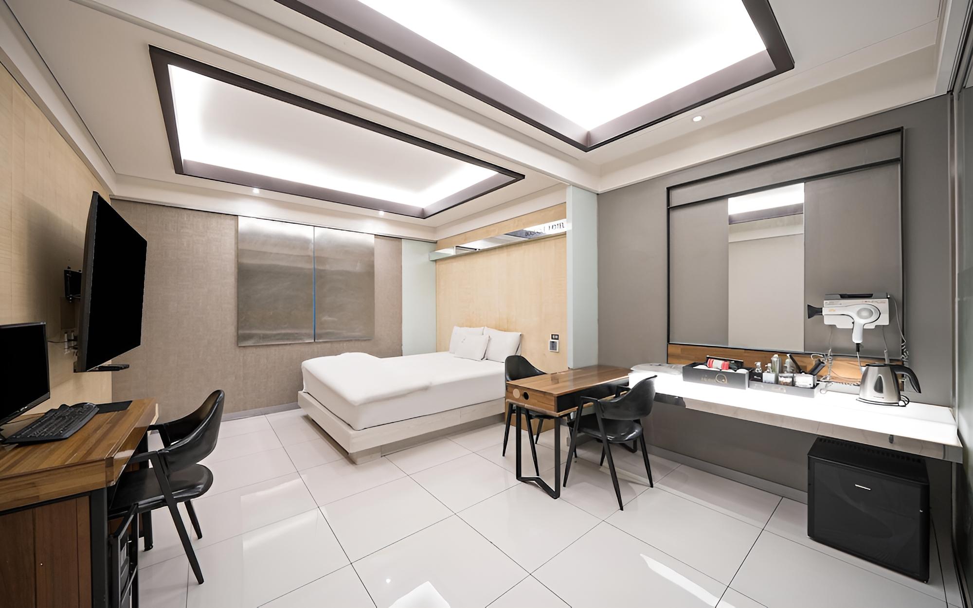 Room (Deluxe - Consecutive nights available)