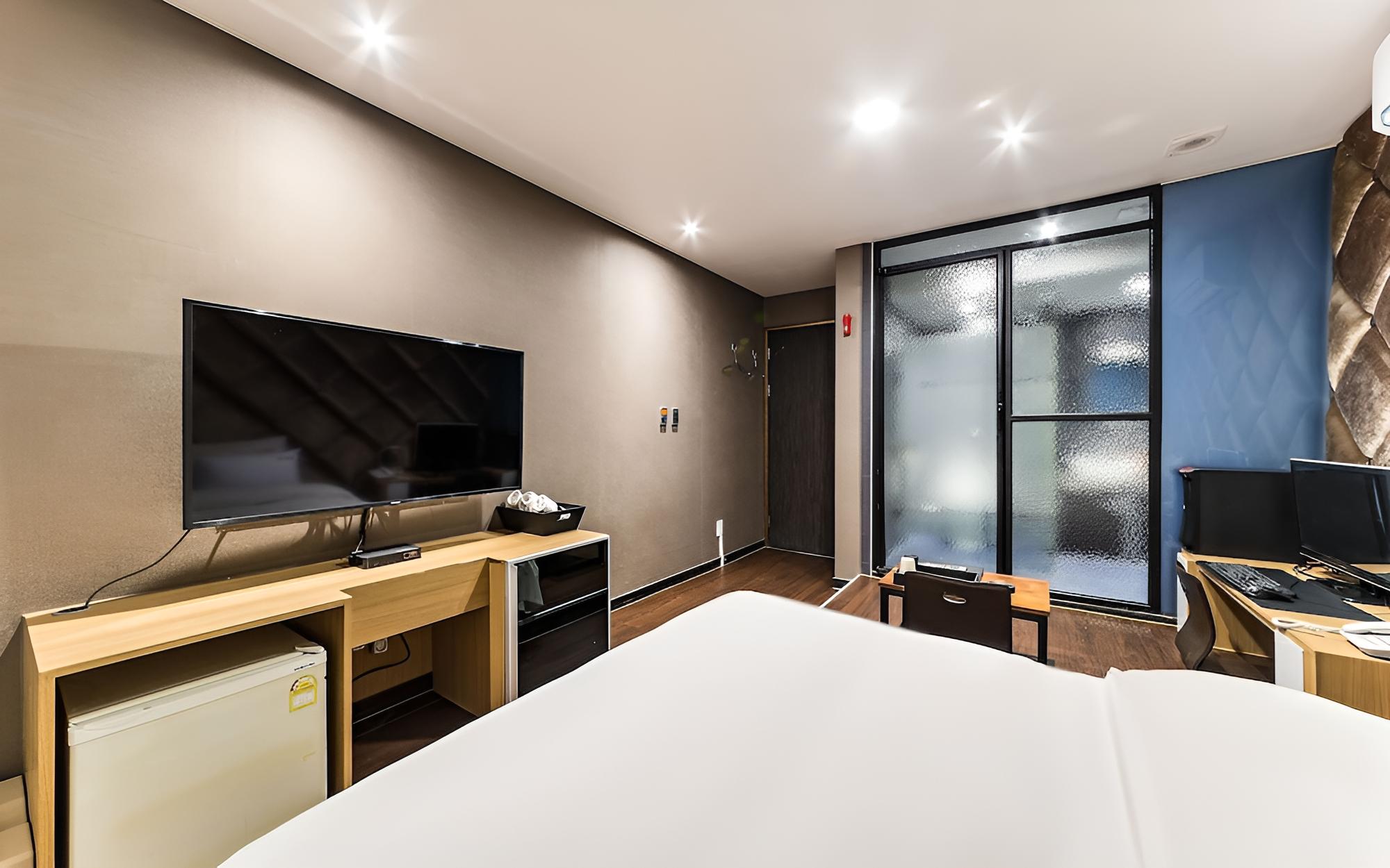 Room (Premium A (Netflix Capable + Spa)) photo 3