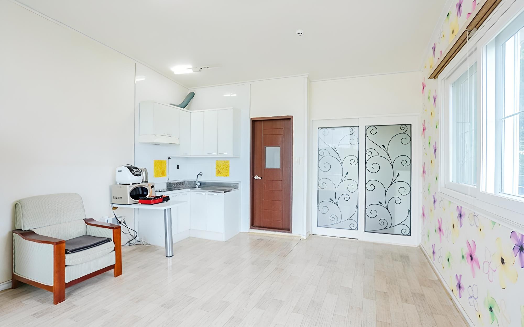 Room (Room 203)