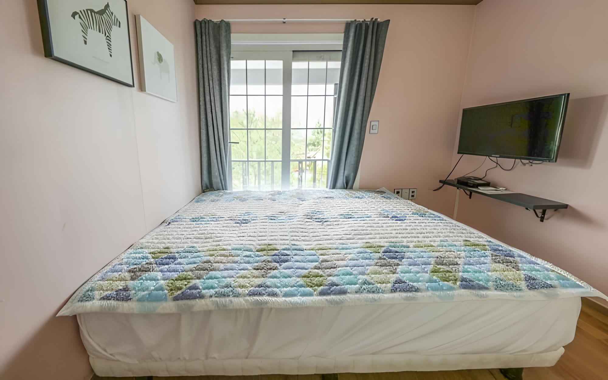 Room (Room 201)
