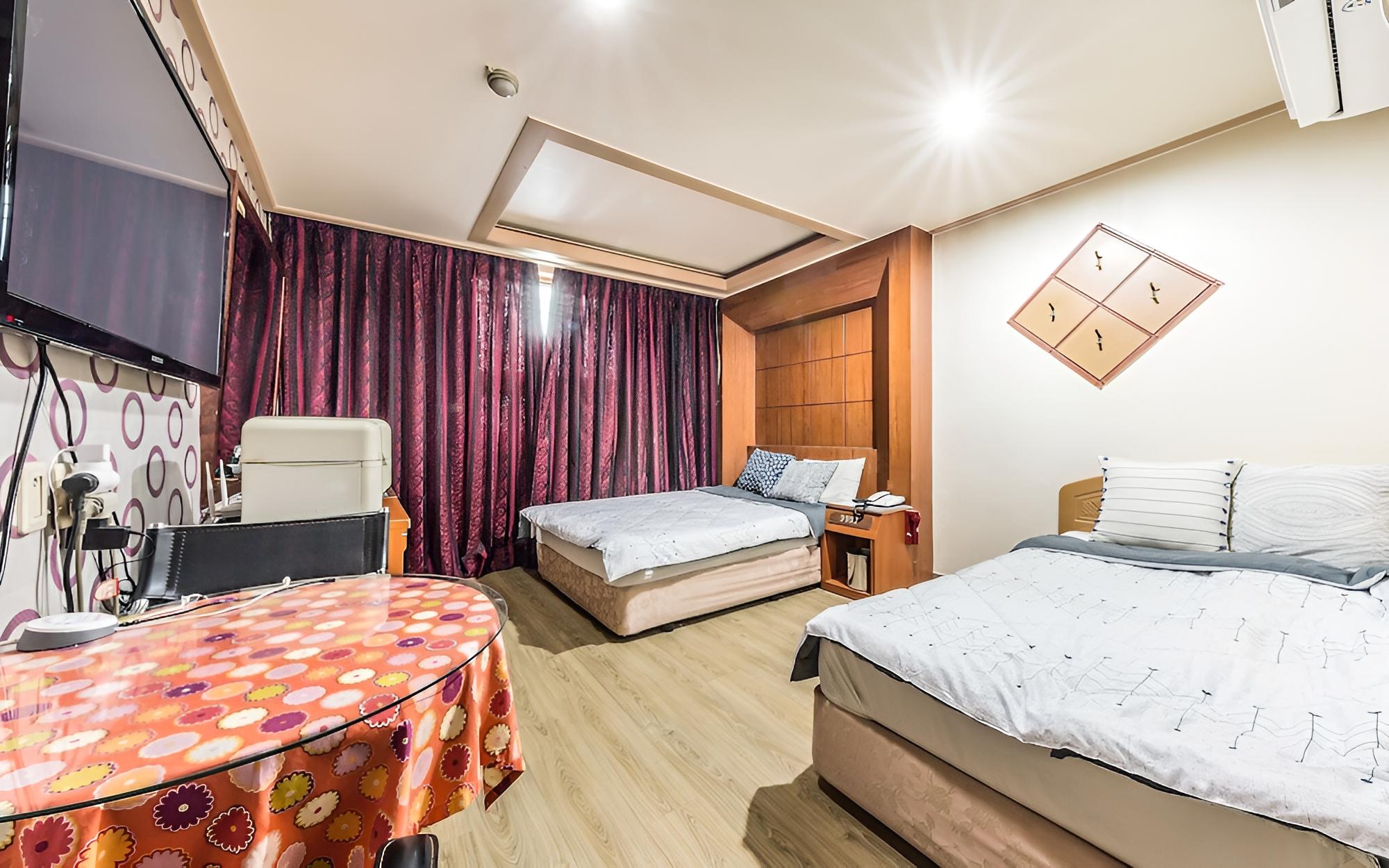 Room (Twin room)
