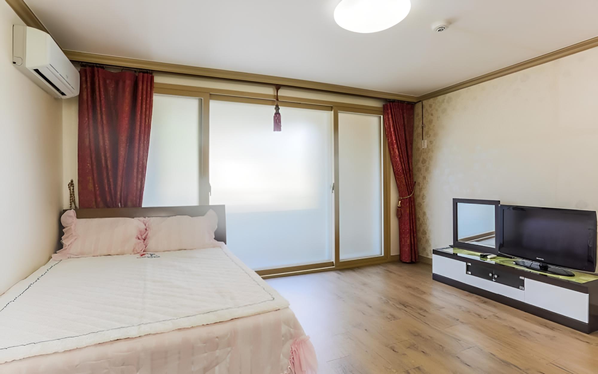 Room (Room 202)