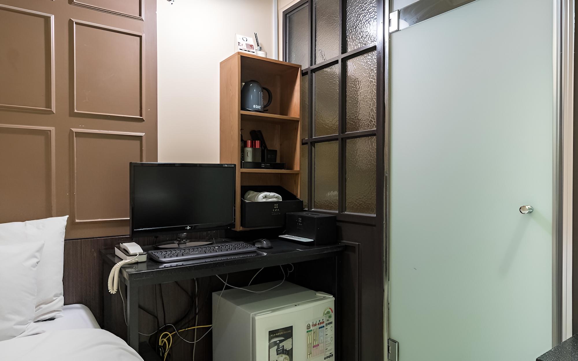 Room (Standard A (Netflix available)) - Photo 12