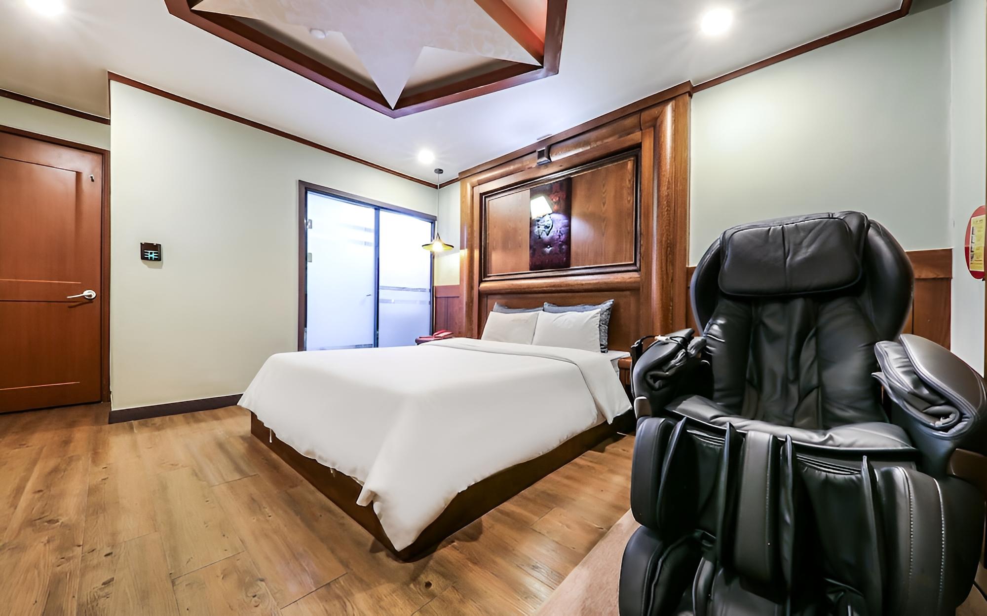 Room (Massage Room)