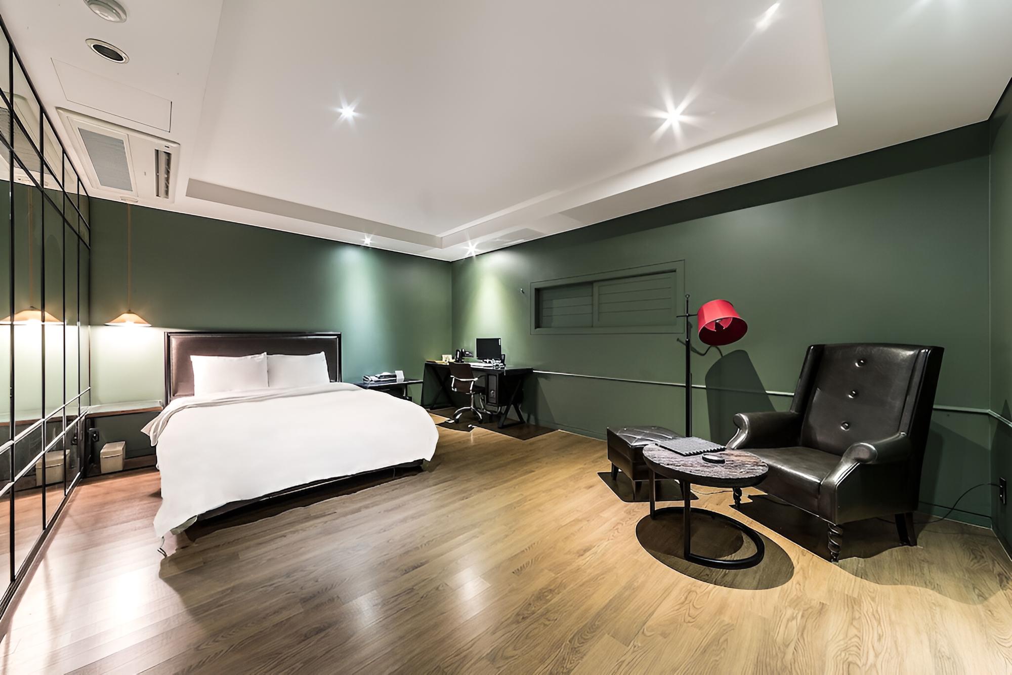 Room (Special Room C (Netflix Available)) - Photo 12