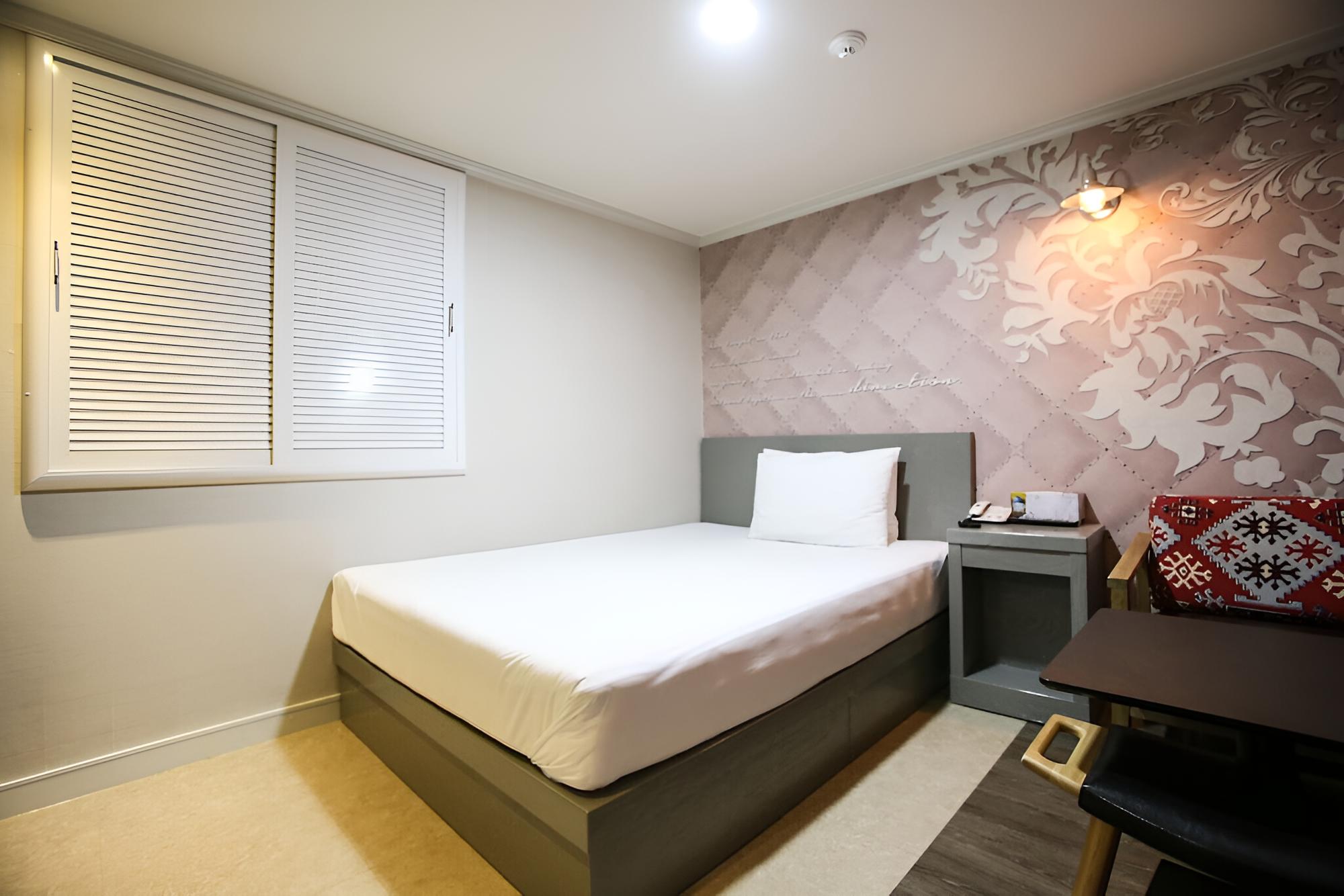Room (Standard Room A (Free viewing of Netf) - Photo 11