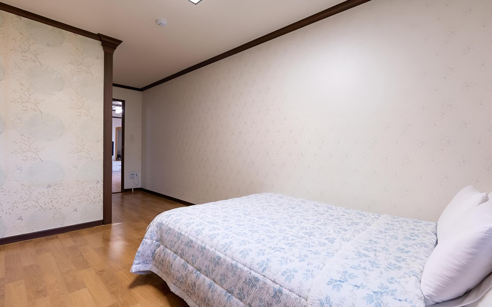 Room (Family trip)