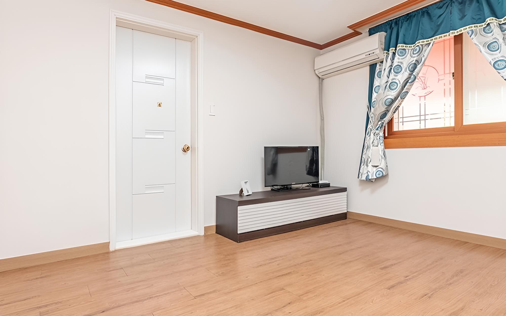 Room (Dandelion)