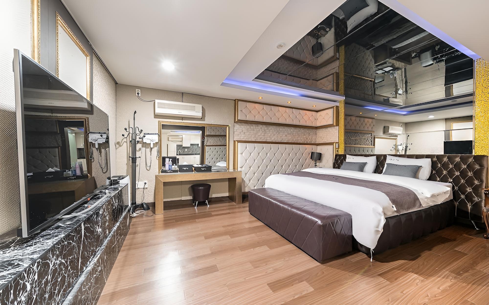Room (Family Suite (You can use your Netfli)