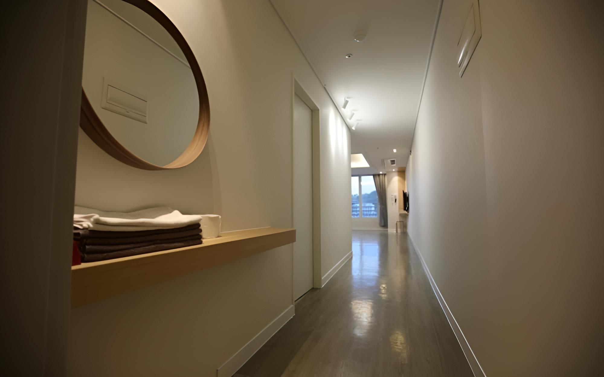 Room (Room 402)