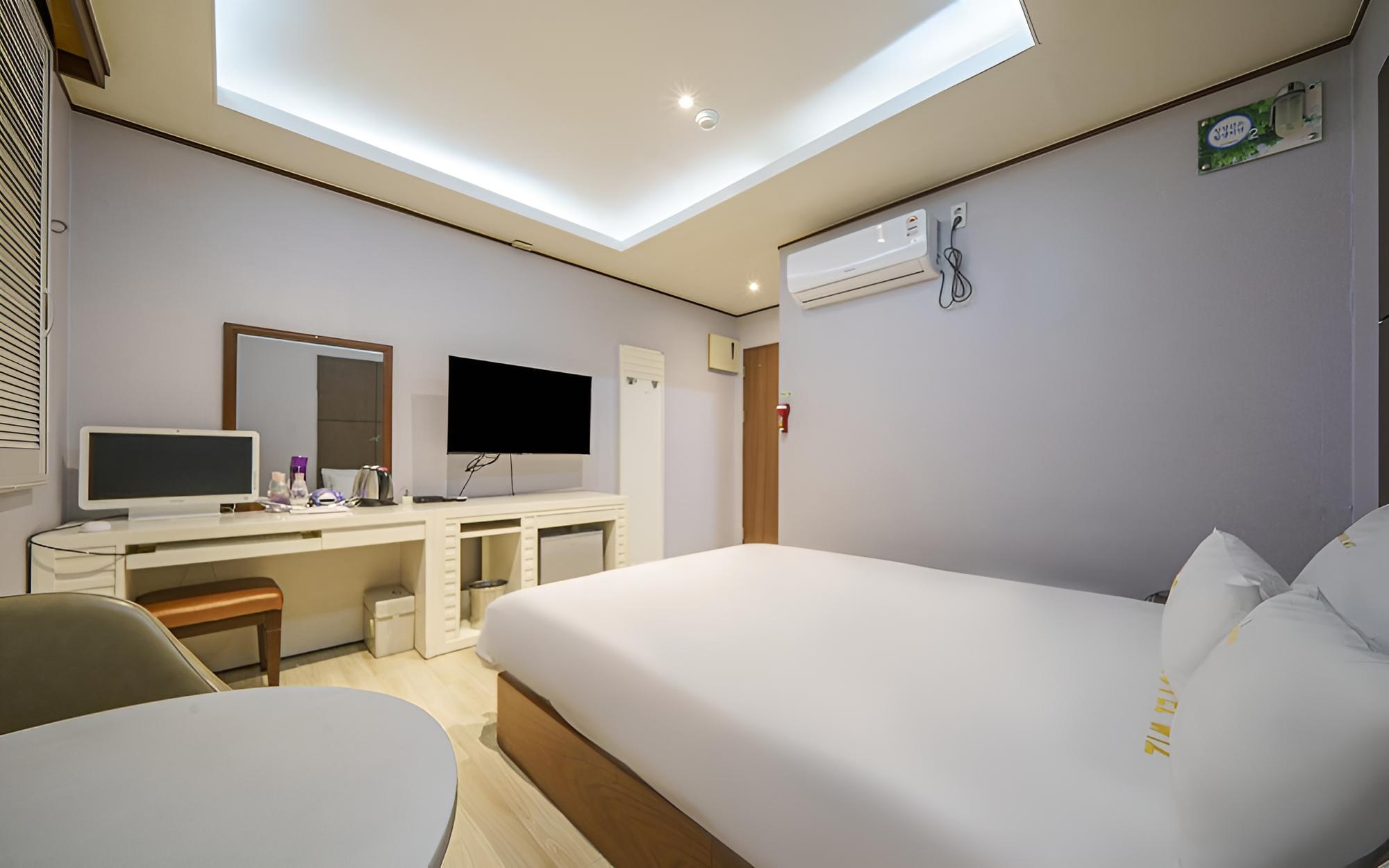 Room (Business Standard (Double Bed Hotel B) - Photo 15