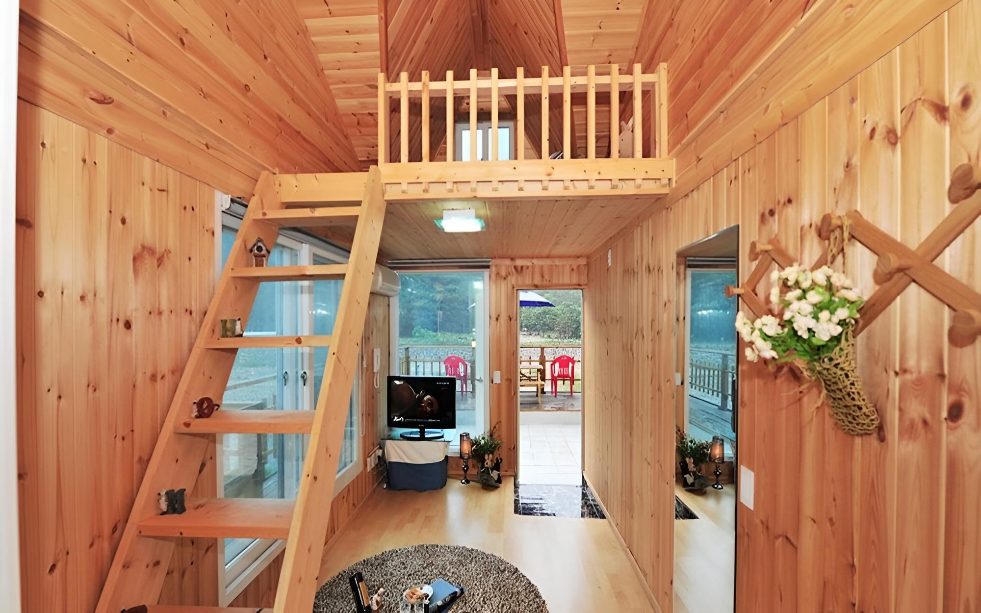 Room (Sunrising Window (Duplex))