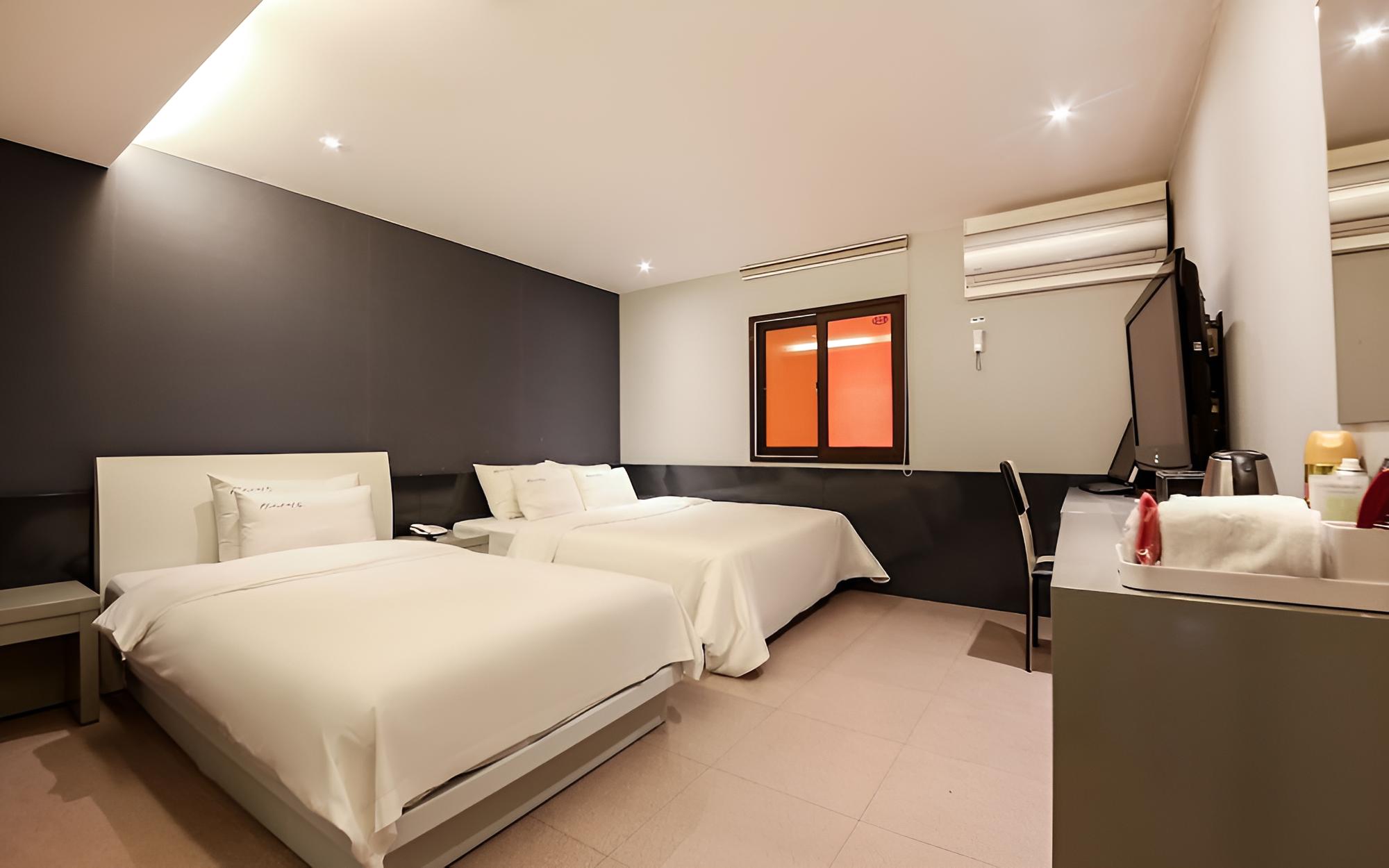 Room (Twin)