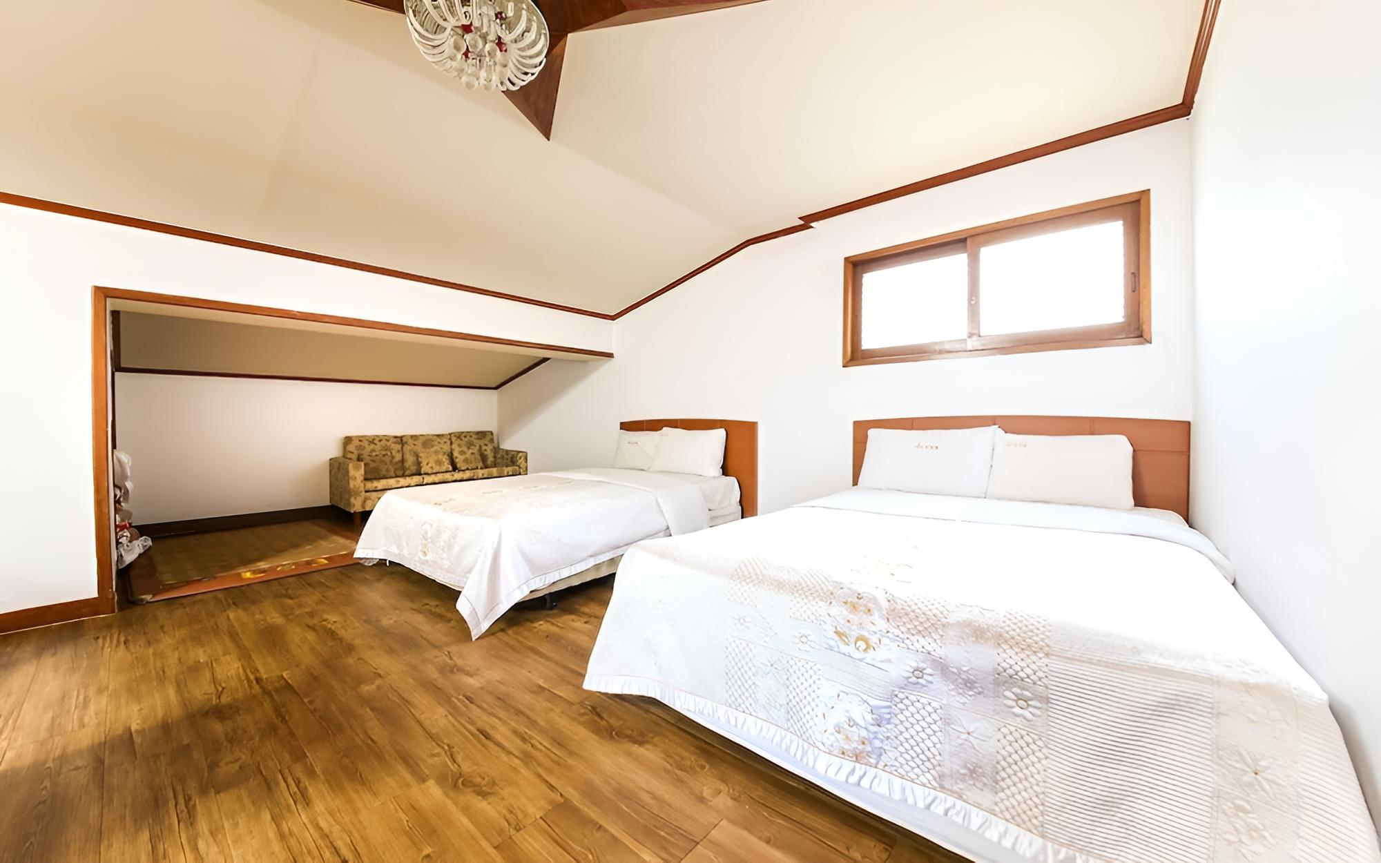 Room (Family room (with kitchenette facilit)