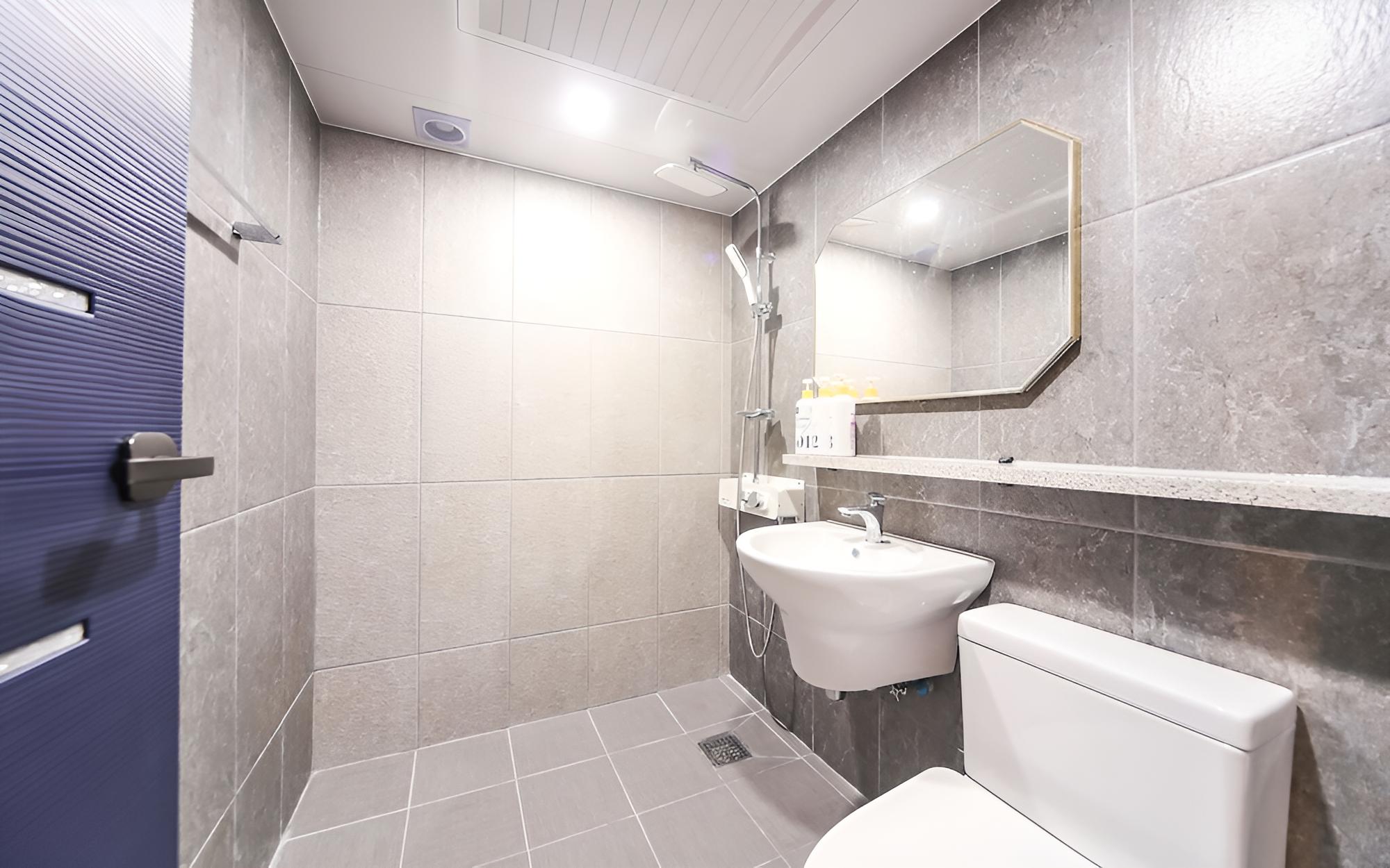 Room (Standard (Air Purifier Netflix Availa) photo 2