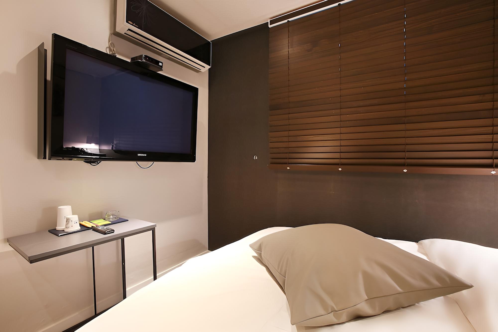 Room (OTT Movie Room (Netflix available))
