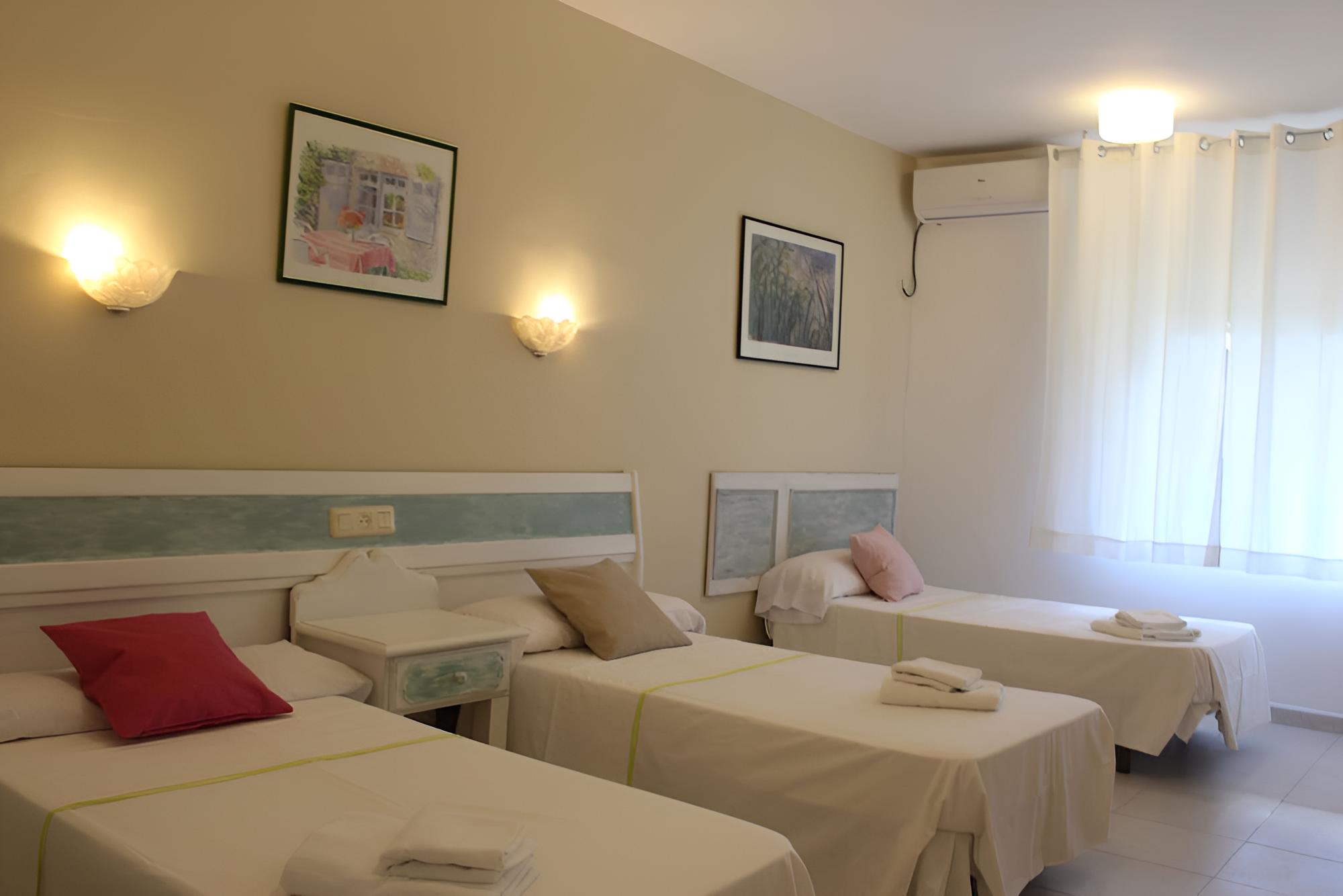 Triple Room, View (Lateral)