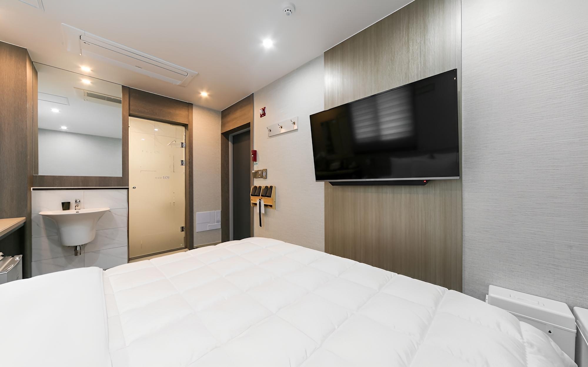 Room (Mini room (not available for car cust)