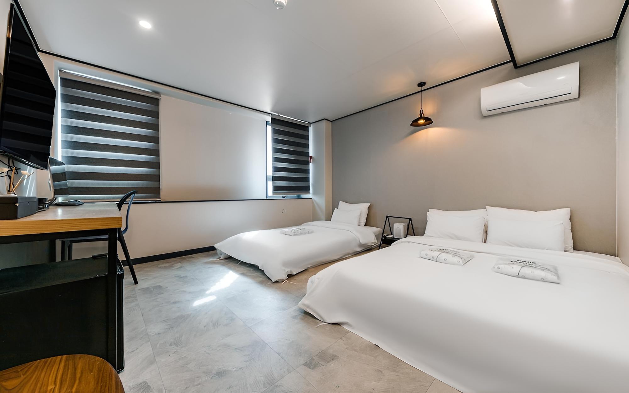 Room (Spacious twin room (single + double))