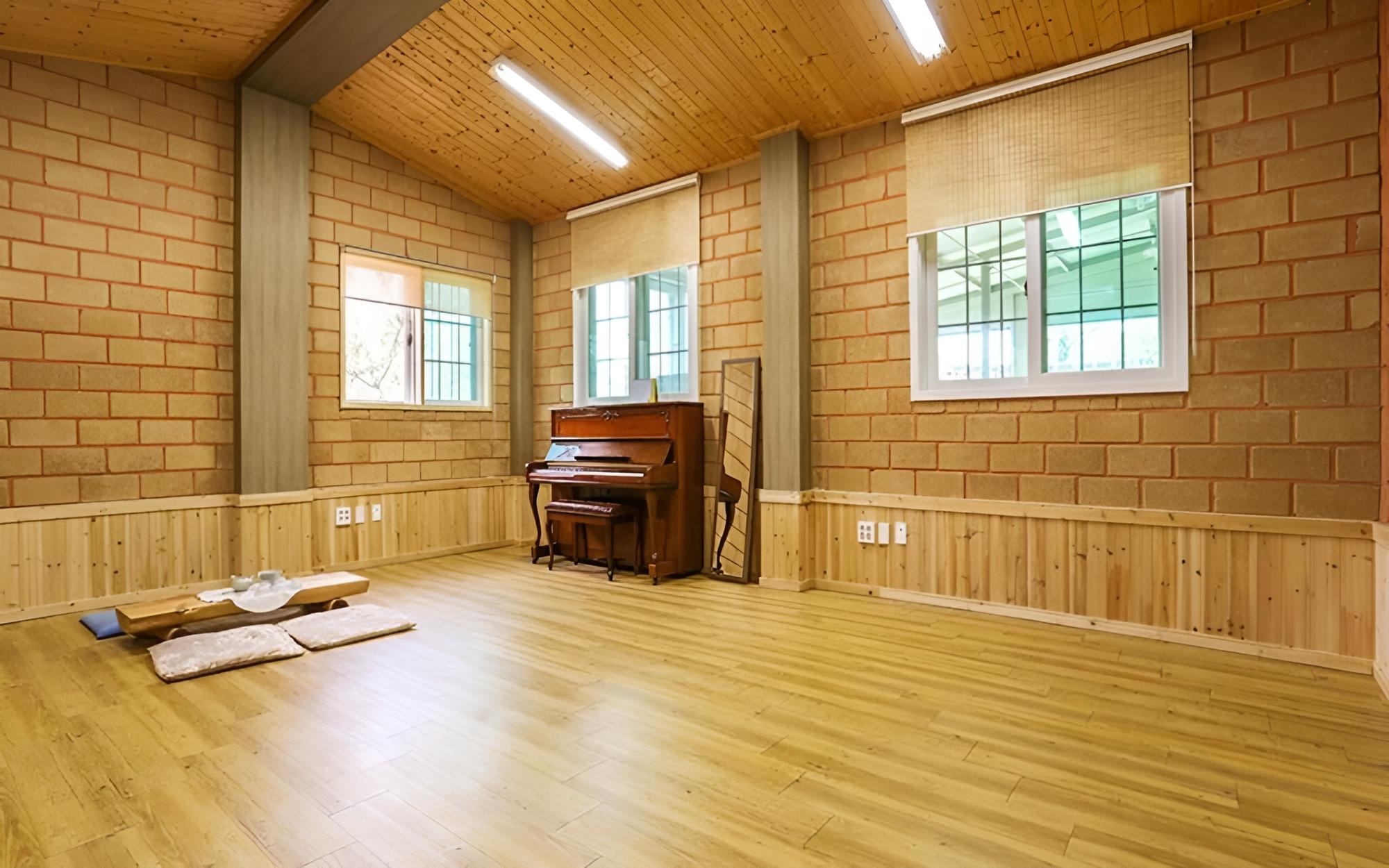 Room (1F (Red Clay Room))