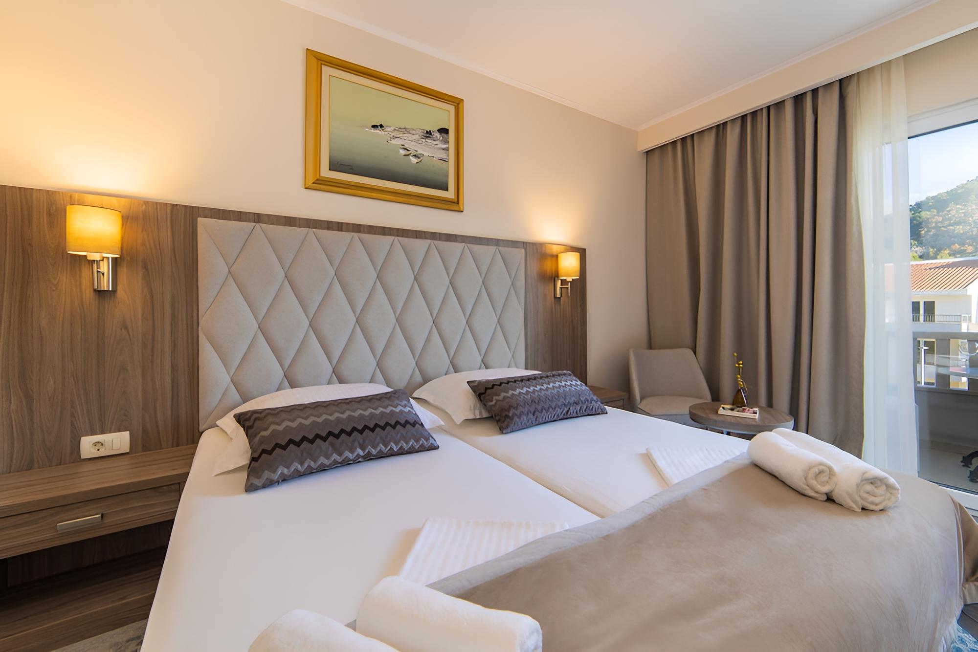 Deluxe Double Room, Balcony, Park View