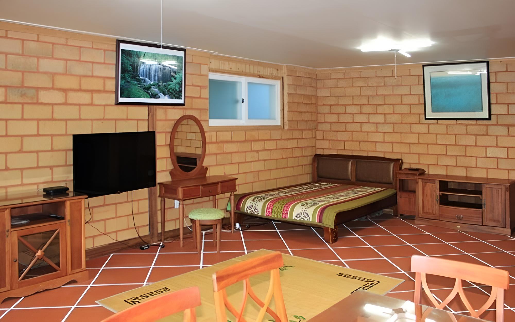 Room (Room 1)
