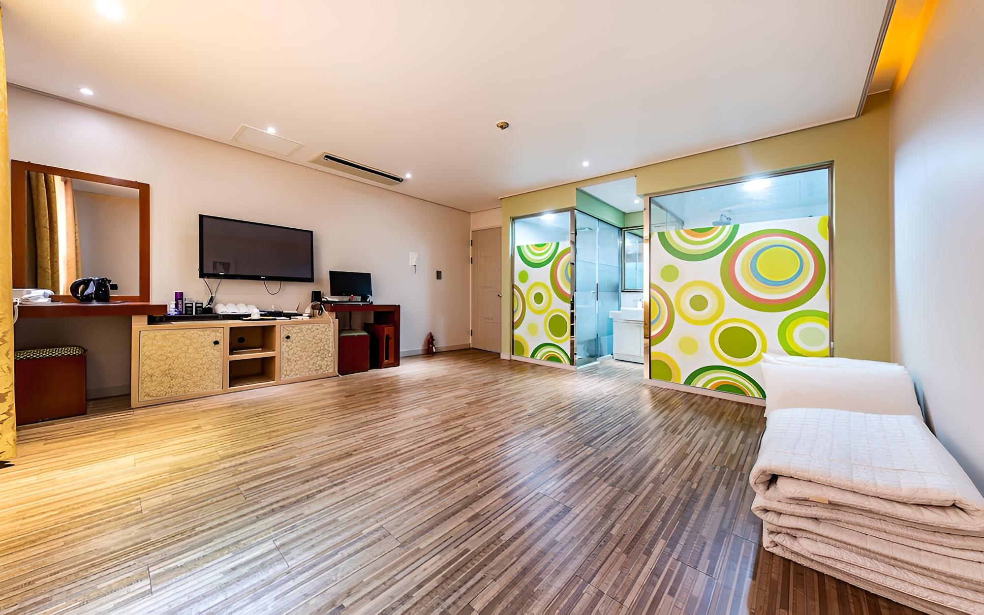 Room (Ondol Room)