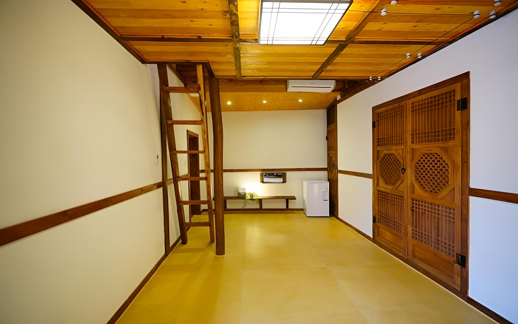 Room (Orchid (Attic))