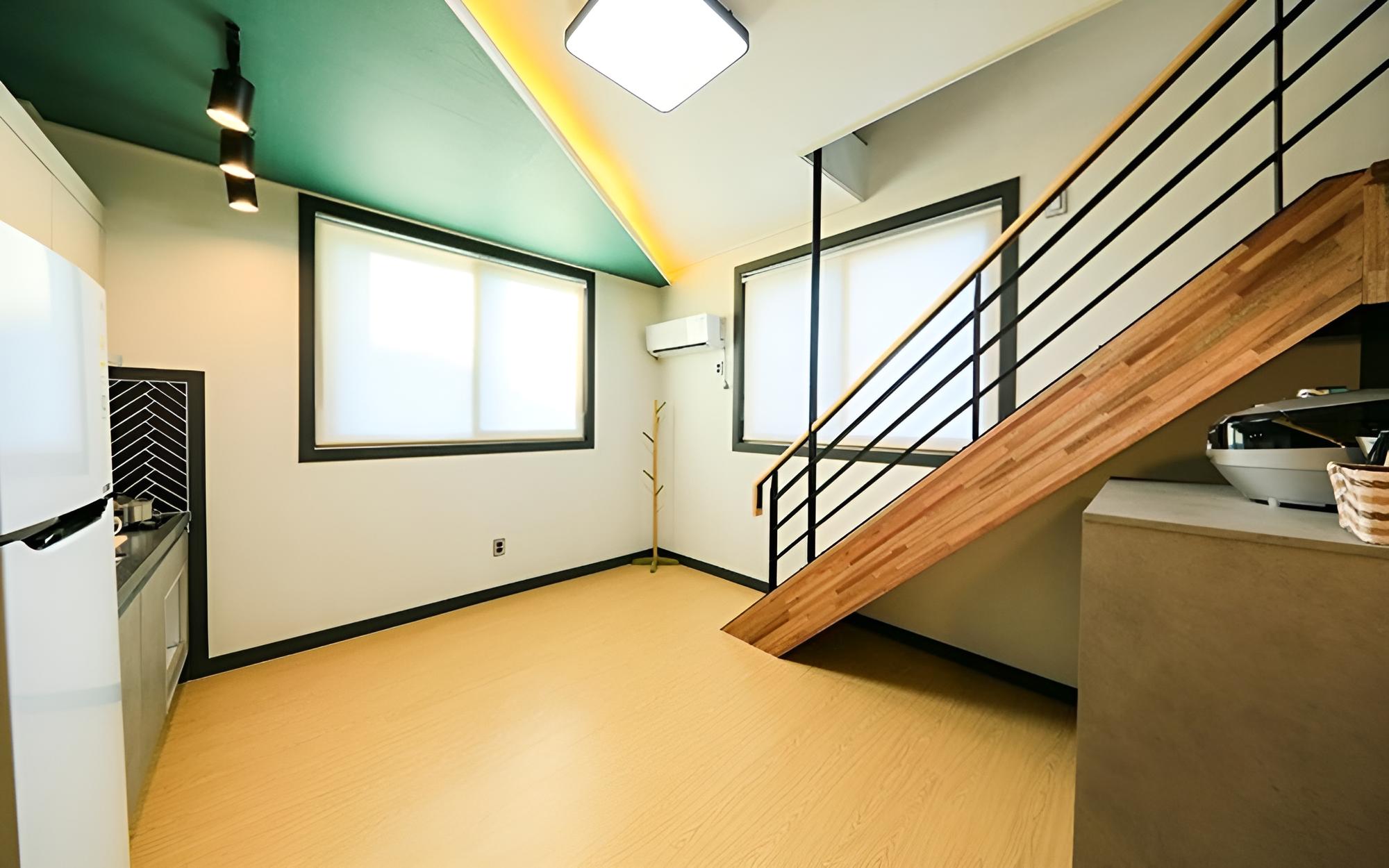 Room (Room 303 (duplex)) - Photo 4