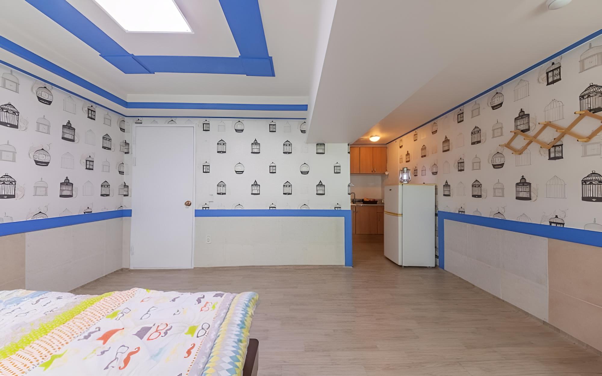 Room (Sea village)