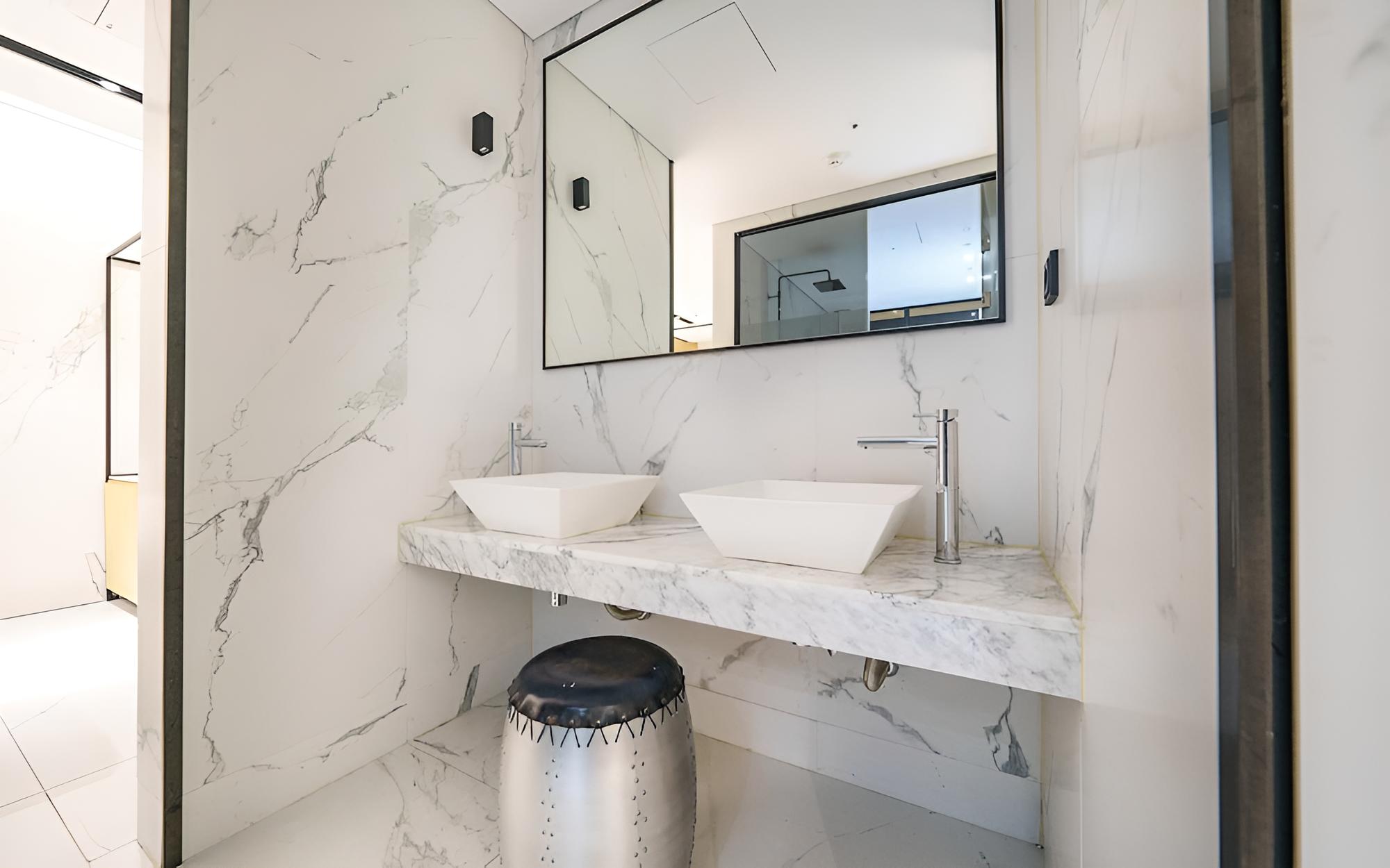 Room (Suite 1 (65 inches + 2-person bathtub) - Photo 7