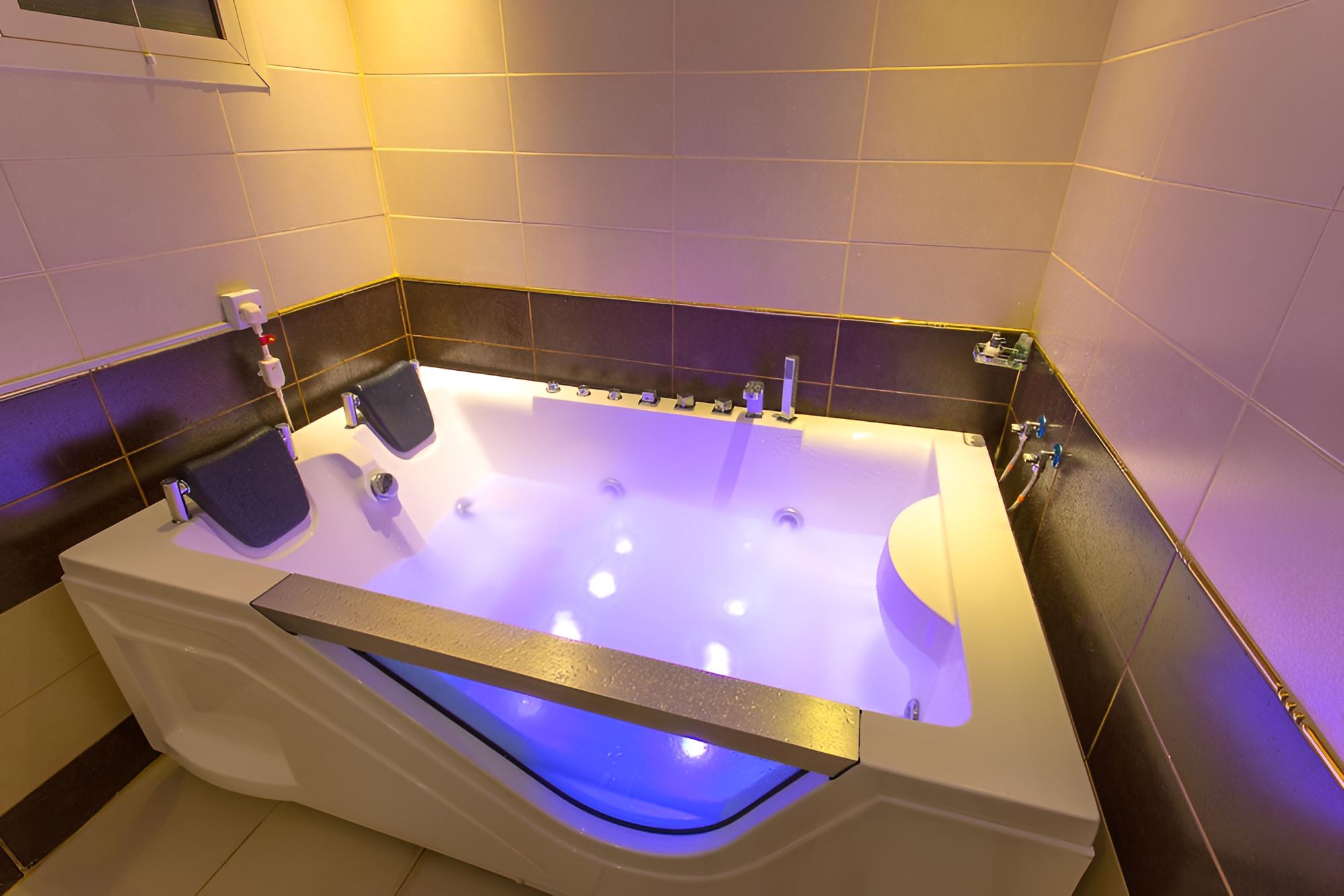 Honeymoon Suite, Jetted Tub